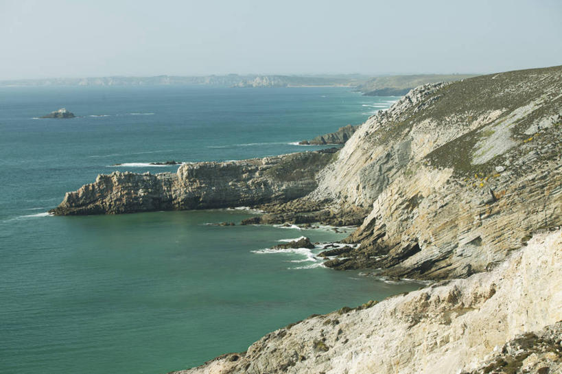 无人,横图,室外,白天,正面,旅游,度假,海浪,海洋,石头,美景,山,山脉,轮船,船,法国,欧洲,阴影,光线,石子,影子,景观,浪花,山峰,山峦,娱乐,蓝色,蓝天,天空,阳光,自然,海水,交通工具,群山,天,享受,休闲,景色,放松,晴朗,布列塔尼,自然风光,载具,海景,万里无云,法兰西共和国,法兰西第五共和国,菲尼斯泰尔省,布列塔尼地区,非尼斯泰尔省,大海,风浪,海,海水的波动,近岸浪,石块,岩石,涌浪,晴空,晴空万里,彩图