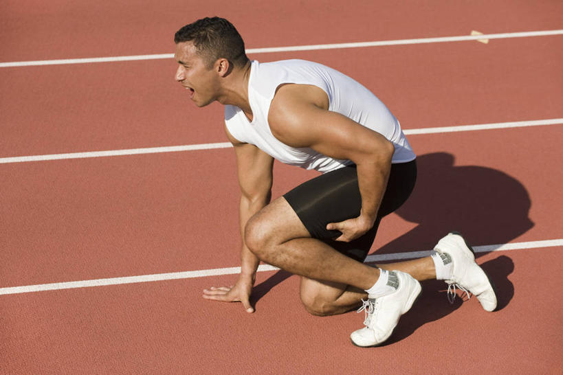 西方人,一个人,运动员,体育馆,运动场,跪,摸,横图,室外,白天,侧面,运动服,运动鞋,鞋子,欧洲,欧洲人,仅一个男性,仅一个人,仅一个中年男性,抚摸,阴影,服装,光线,影子,跑道,体育场,衣服,阳光,服饰,田径场,休闲鞋,衣着,穿着,痛苦,痛,疼,塑胶跑道,运动馆,衣饰,男人,男性,中年男性,白种人,体育运动员,运动选手,触摸,跪着,接触,彩图,全身,全天候田径运动跑道,运动装