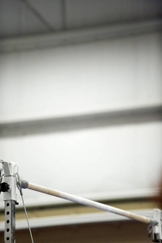 无人,体育馆,运动场,竖图,室内,特写,白天,仰视,单杠,阴影,朦胧,模糊,反射,影子,墙,运动器械,体育场,墙壁,墙面,白色,健身器械,健身器材,运动馆,彩图,低角度拍摄,运动器材