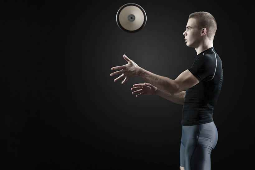 西方人,一个人,站,横图,室内,白天,侧面,运动服,锻炼,运动,欧洲,欧洲人,仅一个男性,仅一个人,阴影,黑色背景,服装,裤子,反射,影子,注视,娱乐,运动器械,运动裤,仅一个年轻男性,一个,衣服,观察,看,站着,享受,休闲,健身器械,放松,摄影,服饰,影棚,单个,观看,察看,衣着,穿着,关注,健身器材,室内运动,衣饰,铁饼,男人,男性,年轻男性,白种人,抛,扔,站立,半身,彩图,影棚拍摄,健身,拍摄,运动器材,运动装