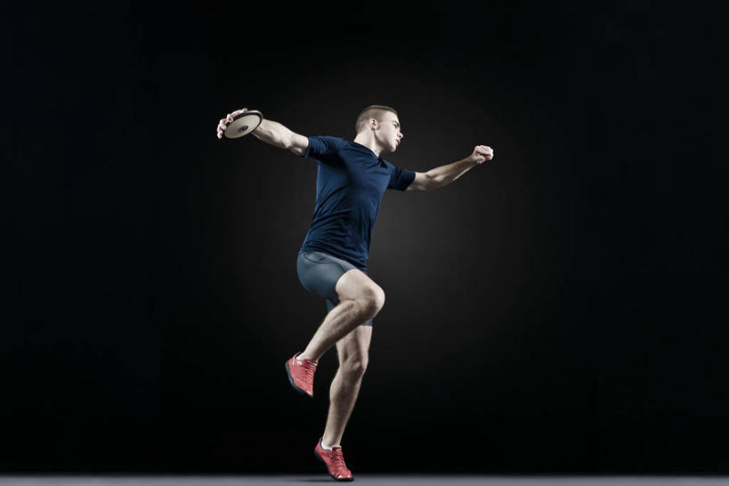 西方人,一个人,伸展双臂,横图,室内,白天,侧面,运动服,运动鞋,鞋子,欧洲,欧洲人,仅一个男性,仅一个人,阴影,黑色背景,服装,裤子,反射,影子,抬腿,注视,运动器械,运动裤,仅一个年轻男性,一个,衣服,黄色,蓝色,观察,看,健身器械,摄影,服饰,影棚,单个,观看,休闲鞋,察看,衣着,穿着,关注,健身器材,衣饰,铁饼,男人,男性,年轻男性,白种人,敞开双臂,伸开双臂,展开双肩,张开手臂,张开双臂,彩图,全身,影棚拍摄,拍摄,运动器材,运动装