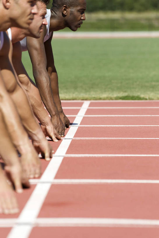 西方人,四个人,运动员,体育馆,运动场,蹲,竖图,室外,白天,侧面,锻炼,快乐,比赛,运动,竞争,草地,草坪,植物,欧洲,非洲,黑人,欧洲人,一排,撑,阴影,整齐,光线,界线,影子,跑道,分界线,注视,娱乐,体育场,草,排列,绿色,阳光,观察,看,休闲,田径场,观看,察看,撑着,体育运动,队列,关注,塑胶跑道,运动馆,蹲踞式起跑,体育,男人,男性,年轻男性,非洲人,体育运动员,运动选手,蹲着,半身,彩图,健身,全天候田径运动跑道