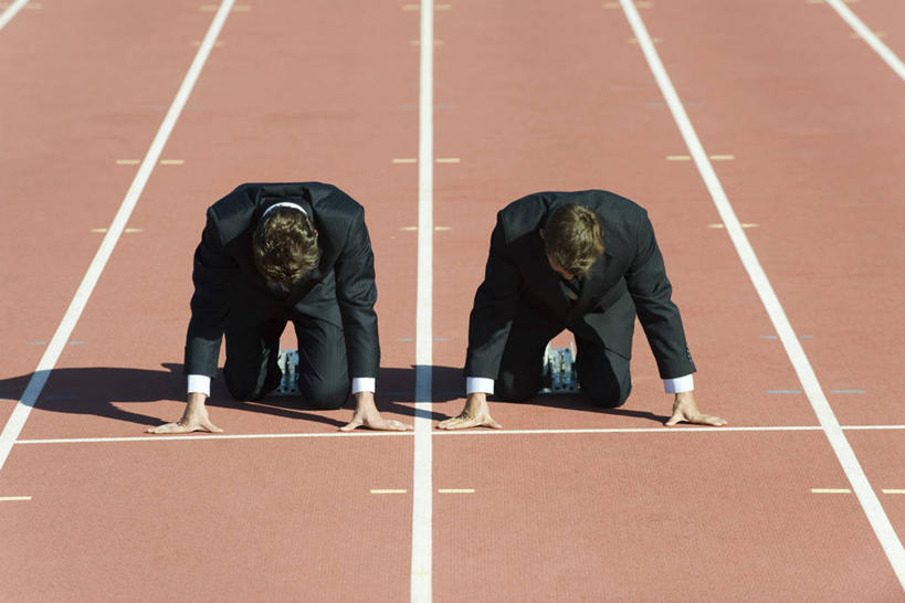 西方人,两个人,商务人士,商务男性,体育馆,运动场,跪,横图,俯视,室外,白天,衬衫,锻炼,快乐,比赛,运动,竞争,欧洲,欧洲人,撑,套装,界线,跑道,分界线,娱乐,体育场,休闲,田径场,撑着,体育运动,商务装,塑胶跑道,工薪阶层,运动馆,蹲踞式起跑,体育,男人,男性,年轻男性,白种人,白领,上班族,跪着,彩图,高角度拍摄,全身,衬衣,健身,全天候田径运动跑道