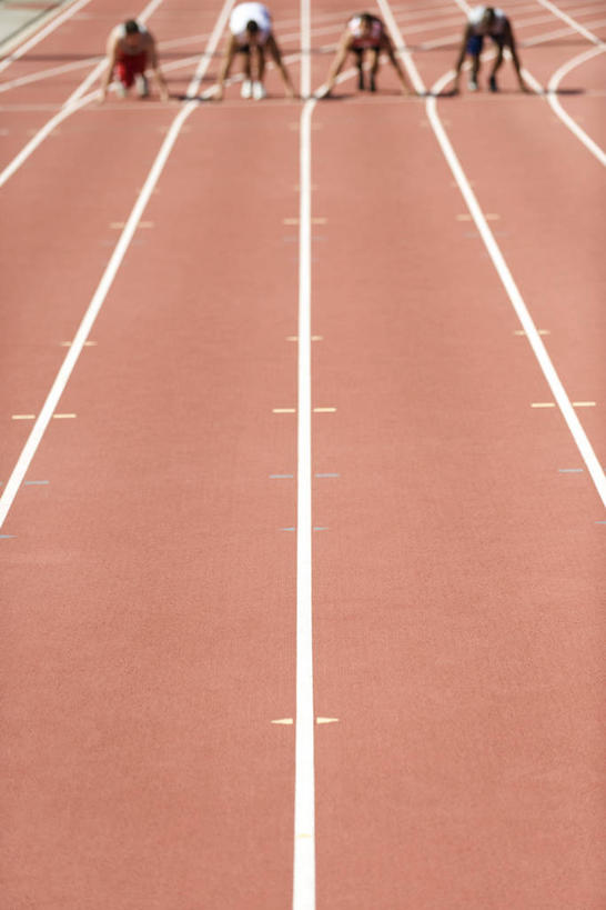 西方人,运动员,体育馆,运动场,起跑线,起点,蹲,竖图,室外,白天,正面,锻炼,快乐,比赛,运动,竞争,欧洲,欧洲人,五个人,一排,撑,开始,整齐,界线,跑道,分界线,许多人,娱乐,体育场,排列,一群人,休闲,田径场,撑着,体育运动,队列,塑胶跑道,起始,运动馆,蹲踞式起跑,体育,男人,男性,年轻男性,白种人,体育运动员,运动选手,蹲着,彩图,全身,健身,起跑点,全天候田径运动跑道