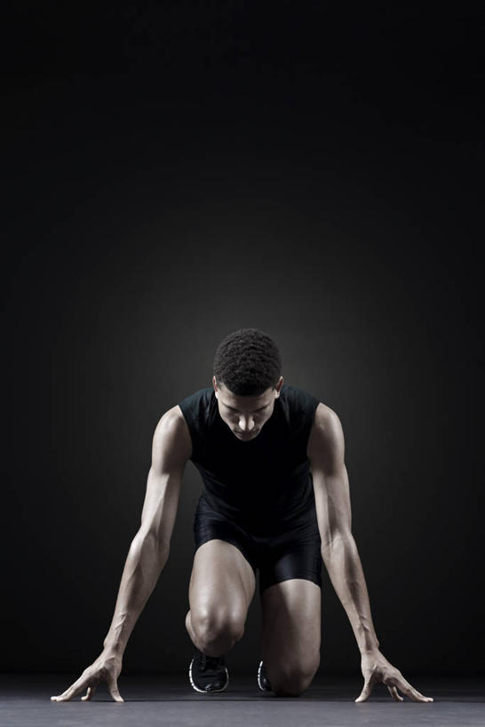 西方人,一个人,运动员,蹲,竖图,室内,白天,正面,运动服,欧洲,欧洲人,仅一个男性,仅一个人,撑,黑色背景,服装,仅一个年轻男性,衣服,黑色,摄影,服饰,影棚,撑着,衣着,穿着,衣饰,蹲踞式起跑,男人,男性,年轻男性,白种人,体育运动员,运动选手,蹲着,彩图,全身,影棚拍摄,拍摄,运动装