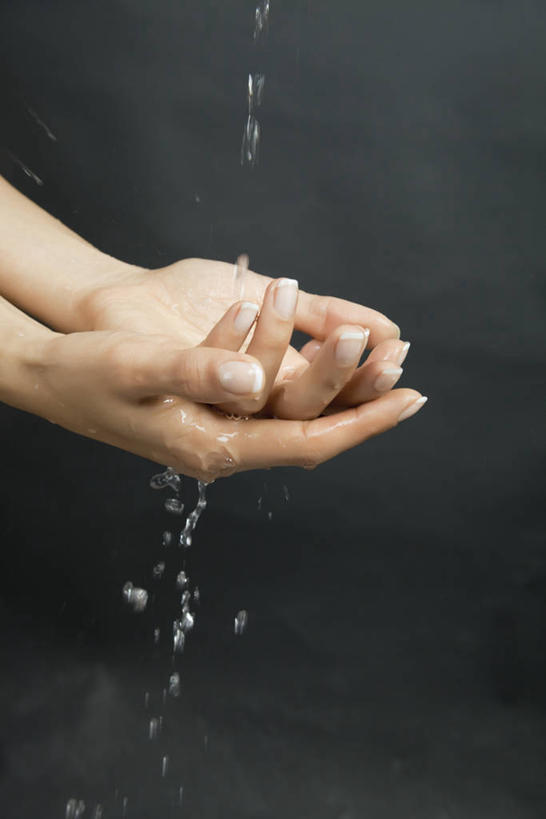 西方人,手,一个人,竖图,室内,特写,白天,正面,水,欧洲,欧洲人,双手,仅一个年轻女性,仅一个女性,仅一个人,黑色背景,液体,水滴,水流,洗手,手部,摄影,流动,影棚,伸出,年轻女性,女人,女性,白种人,清洗,半身,彩图,影棚拍摄,拍摄