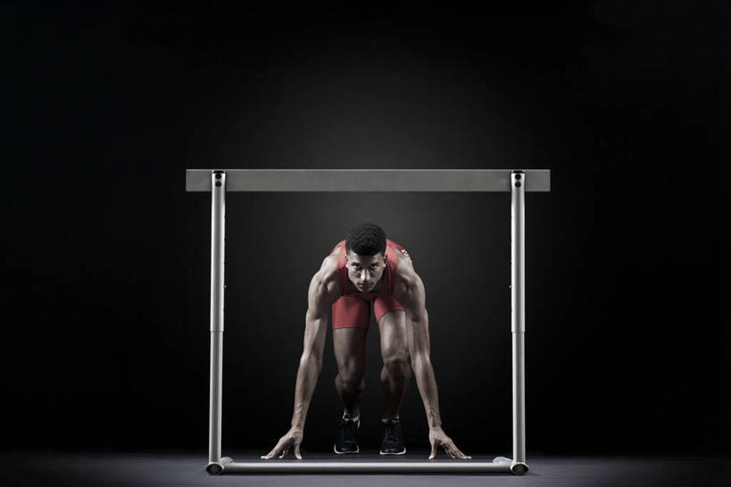 西方人,一个人,运动员,栏杆,蹲,跑,横图,室内,白天,正面,运动服,锻炼,快乐,比赛,运动,竞争,欧洲,欧洲人,仅一个男性,仅一个人,撑,黑色背景,服装,田径,注视,娱乐,仅一个年轻男性,衣服,红色,观察,看,休闲,摄影,服饰,影棚,观看,察看,撑着,体育运动,衣着,穿着,关注,短跑,田径运动,衣饰,横杆,蹲踞式起跑,体育,跨栏,跨栏赛跑,男人,男性,年轻男性,白种人,体育运动员,运动选手,蹲着,跑步,彩图,全身,影棚拍摄,健身,拍摄,径赛,跨栏跑,运动装