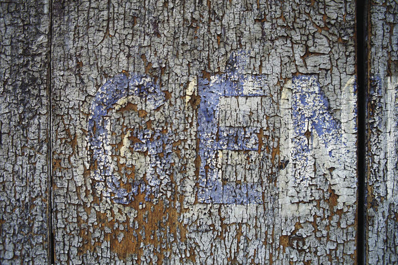 无人,横图,室外,特写,白天,正面,门,一排,古老,整齐,粗糙,裂痕,标志,木板,文字,字符,字母,标识,排列,门框,队列,彩图