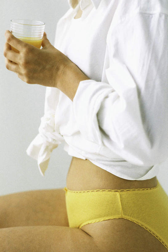 西方人,一个人,坐,举,竖图,室内,特写,白天,白色背景,侧面,水,杯子,欧洲,欧洲人,仅一个年轻女性,仅一个女性,仅一个人,握,运动衣,液体,水滴,拿,拿着,一个,衣服,白色,水杯,托,握着,摄影,影棚,单个,年轻女性,女人,女性,白种人,茶杯,举起,举手,举着,向上举,向上伸,向上托,坐着,半身,彩图,影棚拍摄,拍摄