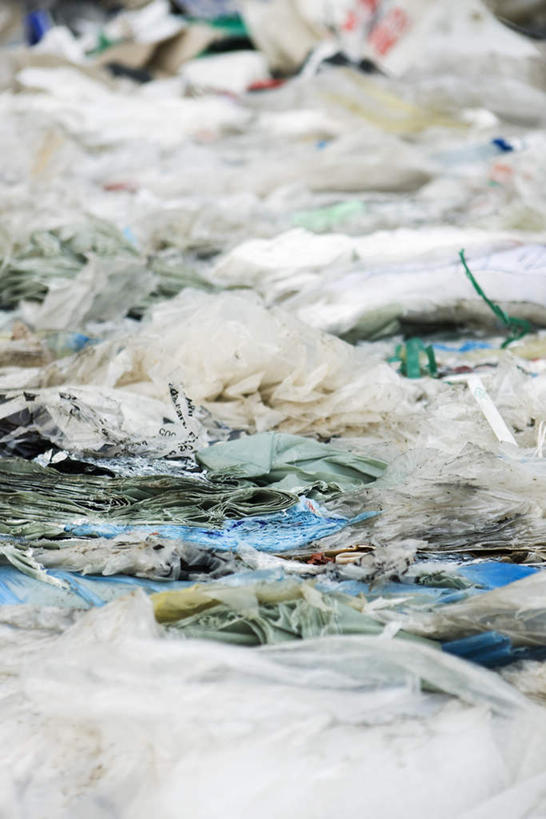 无人,竖图,俯视,室外,特写,白天,一堆,许多,堆叠,堆积,环保,垃圾,塑料袋,橡胶,堆,污染,回收,资源,利用,低碳,循环,彩图,高角度拍摄