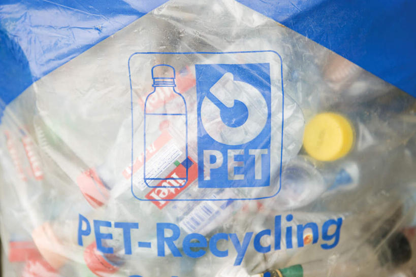 无人,横图,室外,特写,白天,正面,指示牌,许多,阴影,反射,标志,方格,文字,影子,字母,垃圾,方向,标识,箭头,一个,环保袋,单个,指向,簇,彩图