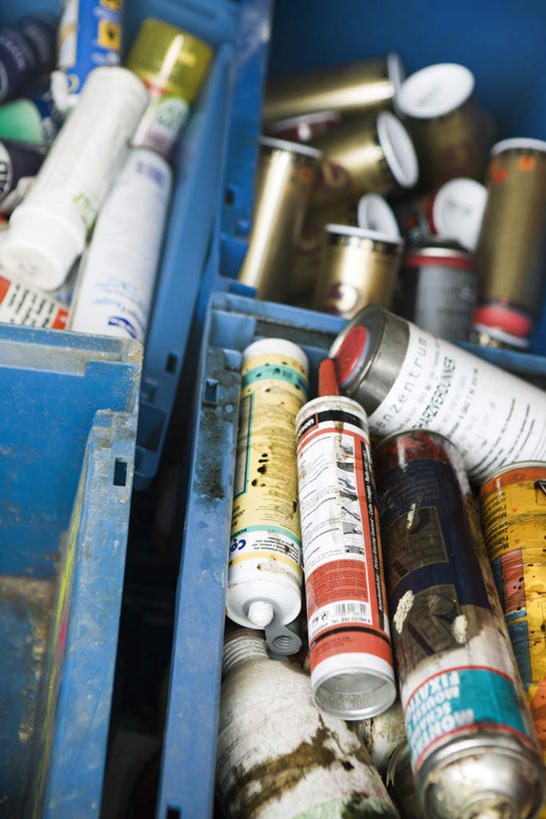 无人,竖图,俯视,室外,特写,白天,一堆,一排,许多,堆叠,堆积,环保,朦胧,模糊,整齐,罐子,排列,瓶子,四个,堆,铝制品,回收,资源,队列,利用,低碳,循环,板条箱,铝,彩图,高角度拍摄