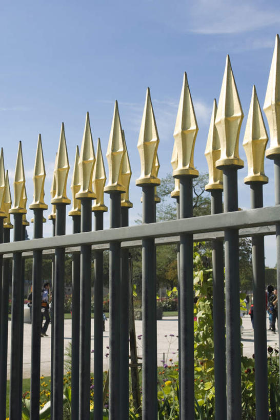 无人,栏杆,竖图,室外,白天,正面,草地,草坪,植物,道路,路,一排,阴影,整齐,光线,铁,金属,影子,云,云朵,围栏,小路,交通,云彩,护栏,草,排列,蓝色,绿色,白云,蓝天,天空,阳光,天,尖锐,队列,长矛,彩图