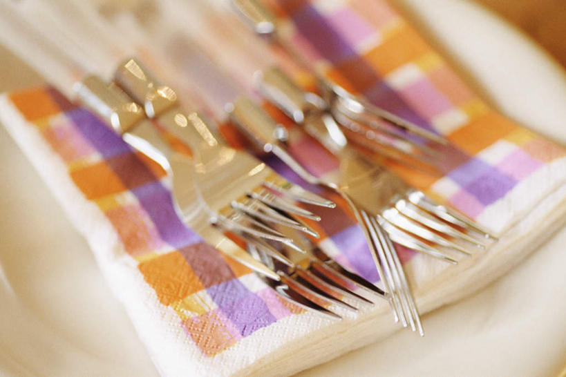无人,横图,俯视,彩色,室内,特写,白天,餐具,一排,许多,朦胧,模糊,整齐,反射,叉子,碟子,方格,盘,排列,一个,盘子,碟,毛巾,五把,单个,明亮,队列,进餐用具,烹调用具,彩图,高角度拍摄
