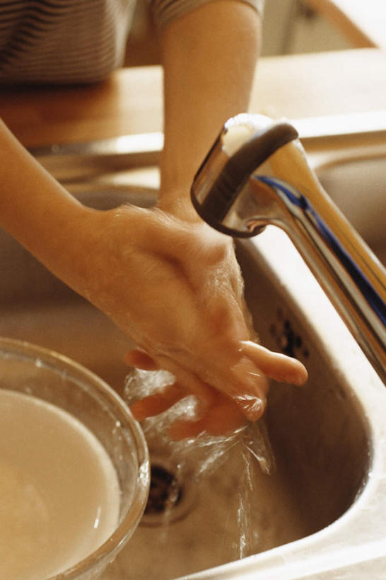 西方人,手,一个人,摸,竖图,俯视,室内,特写,白天,水,厨房,餐具,欧洲,欧洲人,仅一个年轻女性,仅一个女性,仅一个人,抚摸,洗,阴影,服装,朦胧,模糊,光线,碟子,盘,水龙头,液体,影子,水滴,灶头,休闲装,一个,衣服,阳光,盘子,碟,碗,休闲,手部,休闲服,服饰,单个,年轻女性,女人,女性,白种人,触摸,接触,半身,彩图,高角度拍摄,灶间