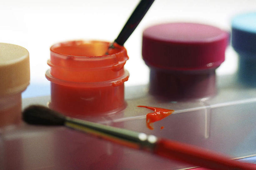 无人,横图,俯视,室内,特写,白天,一排,朦胧,模糊,整齐,工具,凌乱,排列,两个,黄色,红色,蓝色,画笔,四个,颜料,美术,队列,作画,彩图,高角度拍摄