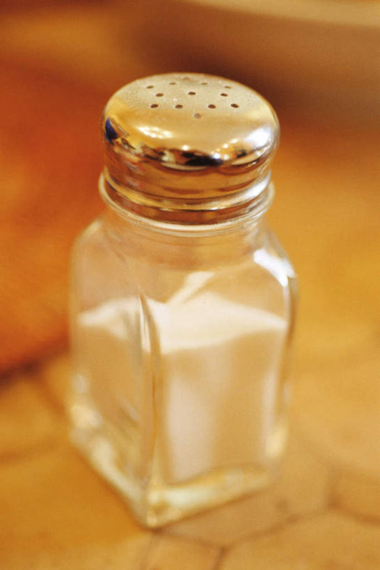 无人,竖图,俯视,室内,特写,白天,餐桌,桌子,一堆,许多,堆叠,堆积,朦胧,模糊,透明,反射,瓶,调料,调味品,调味料,调味瓶,食盐,一个,白色,单个,餐台,堆,圆孔,食用,粒状,彩图,高角度拍摄