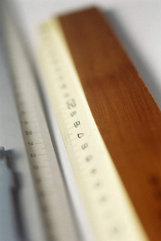 无人,竖图,俯视,室内,特写,白天,桌面,两根,阴影,不锈钢,朦胧,模糊,反射,测量,木制,不锈钢制品,木头,数字,影子,刻度,尺,直尺,钢尺,测量工具,尺子,衡量,绘图,比例,测绘,量具,量仪,标度,彩图,高角度拍摄