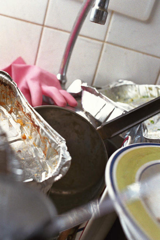 无人,竖图,俯视,室内,特写,白天,厨房,餐具,一堆,一排,许多,堆叠,堆积,整齐,反射,碟子,方格,锅子,盘,水龙头,墙,水池,银色,凌乱,墙壁,墙面,排列,一个,一只,白色,盘子,手套,碟,锡纸,单个,堆,污染,队列,彩图,高角度拍摄,灶间