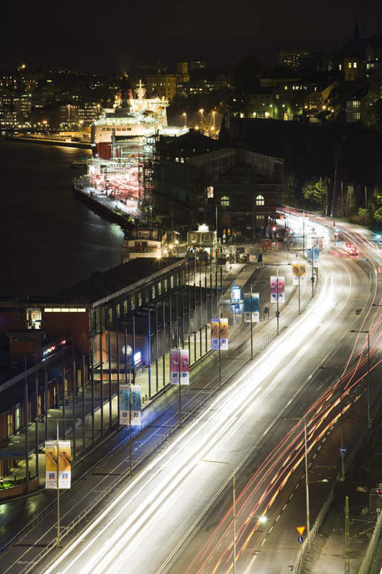 无人,高楼大厦,竖图,俯视,室外,夜晚,旅游,度假,美景,植物,大桥,大厦,道路,建筑,街道,立交桥,路,路灯,摩天大楼,桥梁,指示牌,公路,汽车,瑞典,一排,许多,整齐,标志,电线杆,文字,景观,高架,斜拉桥,桥,灯光,交通,娱乐,标识,车,灯,树,树木,排列,绿色,自然,交通工具,轿车,享受,休闲,景色,放松,车尾灯,生长,成长,照明设备,队列,自然风光,斯德哥尔摩,马路,彩图,高角度拍摄,大楼,高层建筑,高楼,摩天楼