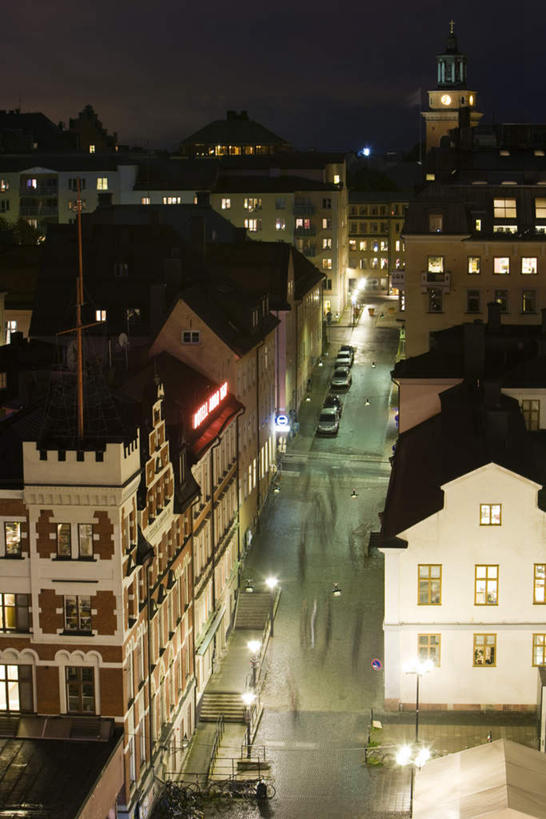 无人,高楼大厦,竖图,俯视,室外,夜晚,旅游,度假,美景,植物,窗户,大厦,道路,建筑,街道,路,路灯,摩天大楼,指示牌,公路,汽车,瑞典,一排,许多,整齐,标志,电线杆,文字,景观,灯光,交通,娱乐,标识,玻璃窗,车,灯,树,树木,排列,绿色,自然,交通工具,轿车,享受,休闲,景色,放松,车尾灯,生长,成长,照明设备,队列,自然风光,斯德哥尔摩,马路,彩图,高角度拍摄,大楼,高层建筑,高楼,摩天楼