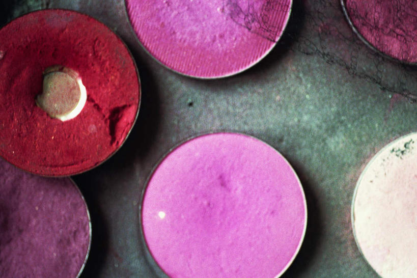 无人,横图,俯视,室内,特写,白天,化妆,美容,一排,许多,护肤,整齐,圆圈,排列,红色,紫色,白色,彩妆,化妆品,保养,享受,休闲,腮红,眼影,放松,保健,队列,养颜,彩图,高角度拍摄