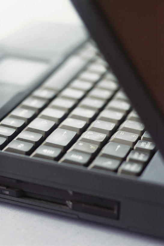 无人,竖图,俯视,室内,特写,白天,电脑,笔记本电脑,桌面,一排,一条,许多,朦胧,模糊,整齐,网络,通讯设备,排列,两个,无线,队列,插口,通信设备,无线网络,无线上网,便携式电脑,按键,手提电脑,彩图,高角度拍摄