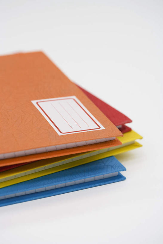 无人,竖图,俯视,彩色,室内,特写,白天,白色背景,一堆,一张,许多,学习,阴影,堆叠,堆积,影子,记事本,黄色,红色,蓝色,白色,本子,笔记本,记录,橙色,摄影,影棚,堆,标贴,积累,彩图,高角度拍摄,影棚拍摄,拍摄