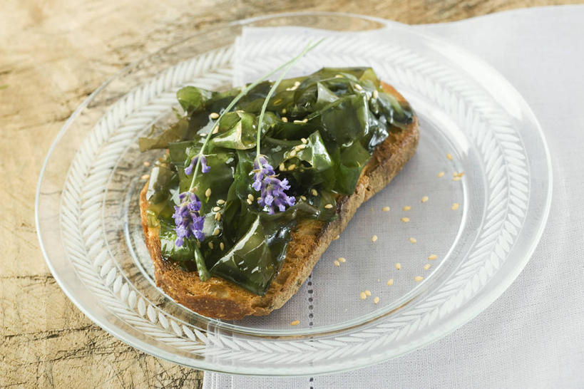 点心,面包,无人,横图,俯视,室内,特写,白天,爱情,蔬菜,餐具,阴影,新鲜,装饰,盛开,反射,木制,碟子,盘,影子,芝麻,食品,面点,案板,紫菜,浪漫,花蕾,砧板,花,花瓣,花朵,鲜花,食物,糕点,一个,盘子,木制品,碟,香草,花苞,花蕊,薰衣草,有机食品,绿色食品,单个,华丽,修饰,点缀,呼吸,灵香草,黄香草,脂麻,胡麻,白麻,巨胜子,衬托,美观,雅致,雅观,油麻,奇迹,膜菜,索菜,坛紫菜,子菜,紫英,紫瑛,彩图,高角度拍摄,法国薰衣草