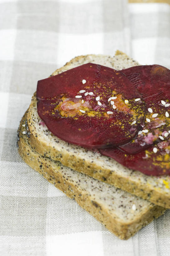 点心,面包,无人,竖图,俯视,室内,特写,白天,蔬菜,切开,阴影,新鲜,反射,布料,影子,芝麻,食品,面点,甜菜,布纹,桌布,食物,糕点,餐巾,台布,切,有机食品,绿色食品,剖面,切面,脂麻,胡麻,白麻,巨胜子,油麻,菾菜,红甜菜,餐桌布,彩图,高角度拍摄,红菾菜