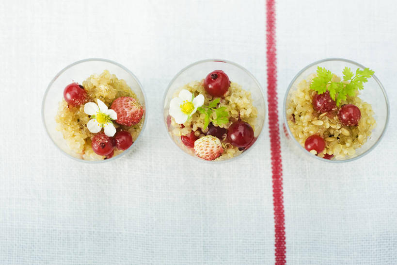 无人,横图,俯视,室内,特写,白天,白色背景,草莓,浆果,餐具,水果,一排,阴影,新鲜,整齐,装饰,盛开,反射,碟子,盘,影子,灯笼果,生食,食品,果实,花蕾,花,花瓣,花朵,鲜花,食物,排列,三个,盘子,碟,花苞,花蕊,摄影,有机食品,绿色食品,影棚,华丽,修饰,点缀,队列,红醋栗,衬托,美观,雅致,雅观,奎藜,奎藜籽,奎奴亚藜,藜麦,南美藜,洋莓,水果皇后,红莓,地莓,醋栗,彩图,高角度拍摄,影棚拍摄,拍摄