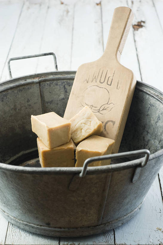 点心,面包,无人,竖图,俯视,室内,特写,白天,微生物,一堆,许多,阴影,堆叠,堆积,反射,木制,工具,铁桶,桶,影子,食品,面点,案板,刀具,很多,砧板,食物,糕点,木制品,容器,储藏,堆,真菌,储存,刮刀,酵母,酵母菌,彩图,高角度拍摄,食品添加剂,添加剂,贮存