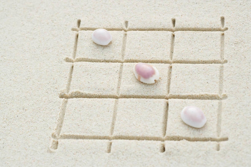 无人,横图,俯视,室外,特写,白天,游戏,美景,沙滩,贝壳,一排,阴影,整齐,光线,格子,沙子,影子,海岸,景观,沙地,玩,娱乐,排列,三个,阳光,自然,休闲,景色,活动,队列,发泄,消遣,智力,自然风光,宣泄,贝类外壳,海螺壳,软体动物外壳,海滩,玩耍,嬉戏,彩图,高角度拍摄,井字游戏,连珠游戏