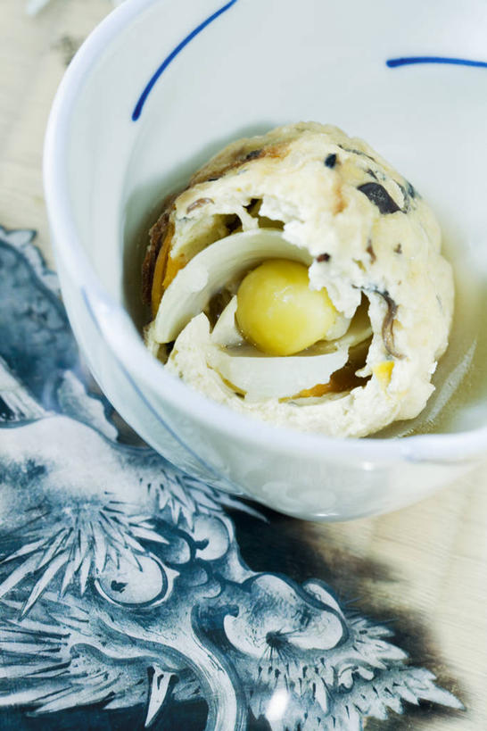 无人,竖图,俯视,室外,特写,白天,餐桌,桌子,萝卜,胡萝卜,蔬菜,杯子,一堆,许多,堆叠,堆积,花纹,新鲜,布料,瓷器,山药,食品,芜菁,陶瓷制品,很多,布纹,桌布,食物,一个,餐巾,台布,有机食品,绿色食品,单个,餐台,堆,斑纹,瓷杯,牛皮菜,厚皮菜,薯蓣,怀山药,淮山药,玉延,山薯,蔓菁,盘菜,大头芥,厚合菜,莙达菜,莙荙菜,根达菜,恭菜,观达菜,红萝卜,甘荀,餐桌布,彩图,高角度拍摄