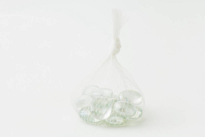 无人,横图,俯视,室内,特写,白天,白色背景,石头,静物,袋子,玻璃,一堆,许多,阴影,堆叠,堆积,朦胧,模糊,透明,反射,石子,影子,很多,网袋,玻璃制品,容器,鹅卵石,摄影,影棚,储藏,堆,储存,按摩石,通明,石块,彩图,高角度拍摄,影棚拍摄,拍摄,贮存