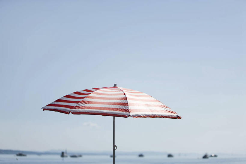 无人,横图,室外,白天,正面,旅游,度假,海浪,海洋,美景,瑞士,欧洲,阴影,条纹,朦胧,模糊,光线,伞,影子,雨伞,遮阳伞,景观,浪花,水平线,辽阔,海平线,娱乐,阳伞,一个,红色,蓝色,蓝天,天空,阳光,自然,海水,天,享受,休闲,广阔,景色,放松,晴朗,单个,一望无际,太阳伞,自然风光,海景,中欧,万里无云,瑞士联邦,无边无际,一马平川,大海,风浪,海,海水的波动,近岸浪,涌浪,晴空,晴空万里,彩图,水天相接,水天一线