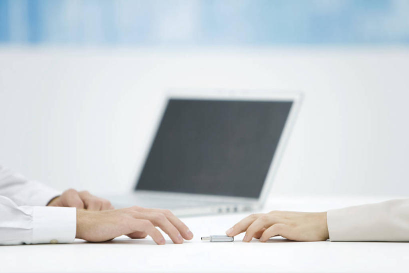 西方人,手,两个人,同事,商务人士,商务男性,商务女性,办公室,推,横图,室内,特写,白天,侧面,衬衫,成功,合作,团队,集体,信心,电脑,笔记本电脑,数据,家具,桌子,欧洲,欧洲人,握,阴影,套装,朦胧,模糊,反射,网络,信息,影子,办公桌,拿,拿着,存储介质,通讯设备,队伍,手部,握着,存储,无线,领导,成就,通信设备,商务装,无线网络,合伙,领袖,无线上网,便携式电脑,工薪阶层,u盘,办公家具,优盘,USB闪存盘,闪存盘,闪存,可移动存储设备,移动存储,手提电脑,男人,男性,年轻男性,女人,女性,中年女性,白种人,白领,上班族,半身,彩图,衬衣