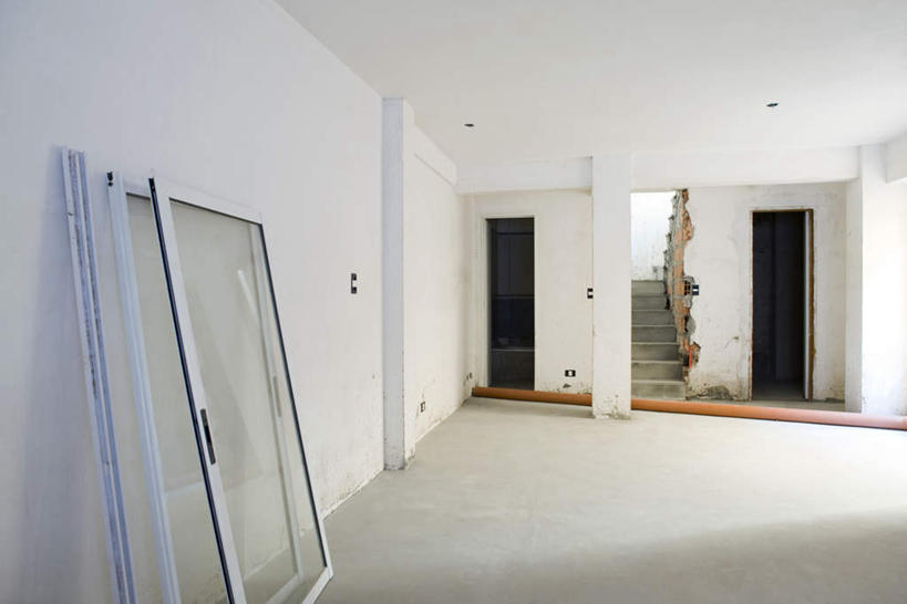 无人,栏杆,横图,室内,白天,正面,窗户,楼梯,落地窗,门,一根,许多,阴影,光线,瓷砖,地砖,扶手,影子,阶梯,墙,地面,管道,护栏,玻璃窗,墙壁,墙面,台阶,黄色,阳光,门框,彩图