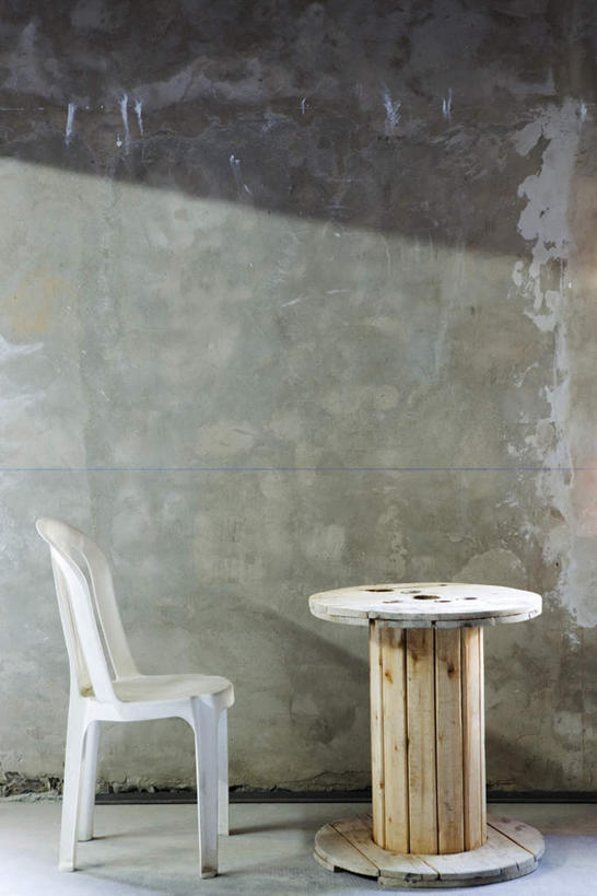 无人,竖图,室外,特写,白天,正面,椅子,阴影,光线,木头,影子,圆柱,墙,墙壁,墙面,两个,阳光,彩图