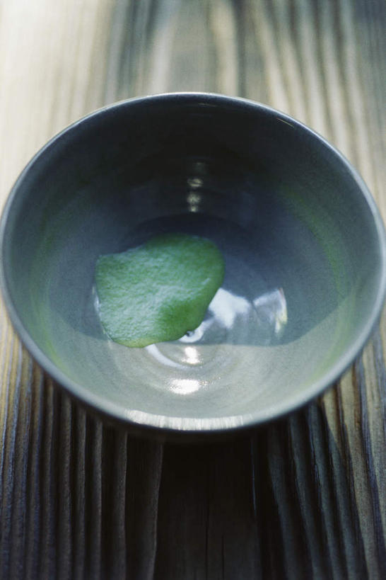 无人,竖图,俯视,室外,特写,白天,餐桌,桌子,餐具,阴影,花纹,光线,纹路,影子,一只,绿色,阳光,碗,餐台,进餐用具,烹调用具,彩图,高角度拍摄