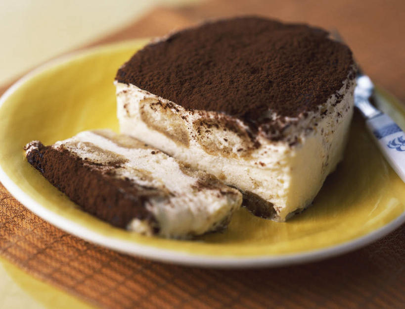 点心,面包,无人,横图,俯视,室内,特写,白天,下午茶,餐桌,桌子,餐具,一块,阴影,朦胧,模糊,光线,碟子,盘,影子,勺子,食品,食物,糕点,一个,红色,阳光,盘子,调羹,碟,汤匙,奶油,餐布,单个,餐台,彩图,高角度拍摄,蛋糕