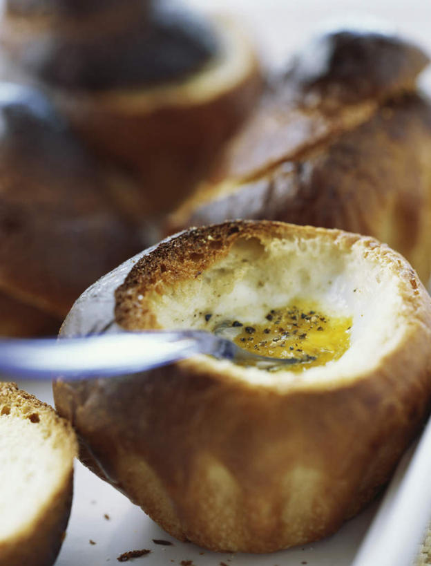 点心,面包,无人,竖图,俯视,室外,特写,白天,许多,朦胧,模糊,勺子,蛋,鸡蛋,食品,甜点,甜品,黑胡椒,食物,糕点,一个,调羹,汤匙,甜食,单个,彩图,高角度拍摄