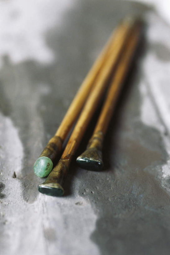 无人,竖图,俯视,室内,特写,白天,桌面,一排,朦胧,模糊,整齐,木制,木头,排列,三个,黄色,发饰,队列,彩图,高角度拍摄