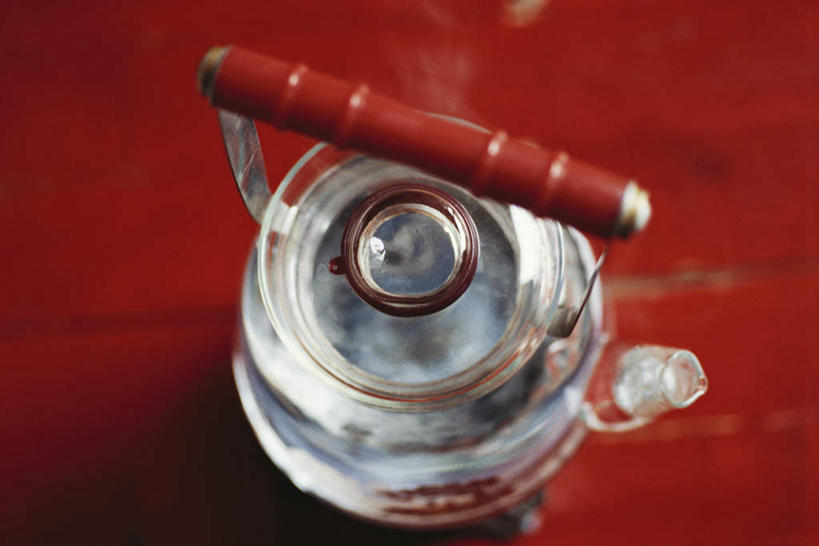 无人,横图,俯视,室内,特写,白天,餐桌,桌子,玻璃,红色背景,朦胧,模糊,木制,盖子,壶,木头,玻璃制品,水壶,一个,红色,茶壶,摄影,影棚,单个,餐台,手柄,彩图,高角度拍摄,影棚拍摄,拍摄