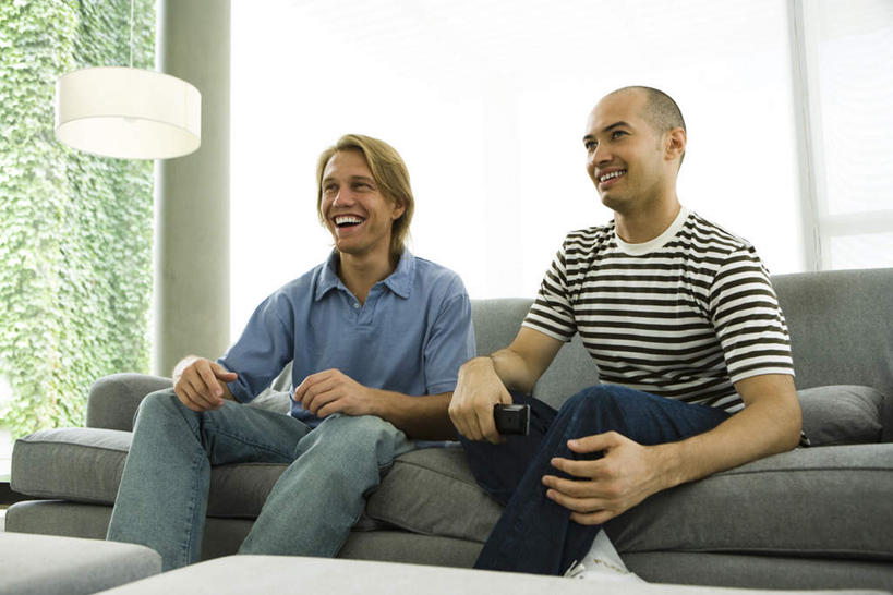 西方人,两个人,伙伴,朋友,客厅,坐,笑,盘腿,微笑,露齿笑,横图,室内,白天,正面,衬衫,T恤衫,友谊,窗户,窗帘,靠垫,沙发,照明,欧洲,欧洲人,一排,握,阴影,条纹,光线,影子,灯光,靠枕,T恤,注视,吊灯,玻璃窗,灯,排列,一个,白色,阳光,灯具,垫子,遥控器,枕头,观察,看,张嘴,握着,单个,观看,照亮,察看,起居室,照明设备,队列,关注,张大嘴巴,布艺沙发,友情,男人,男性,年轻男性,白种人,张开嘴,盘腿而坐,盘膝,盘着腿的,盘着腿坐,双腿交叉,坐着,半身,彩图,衬衣