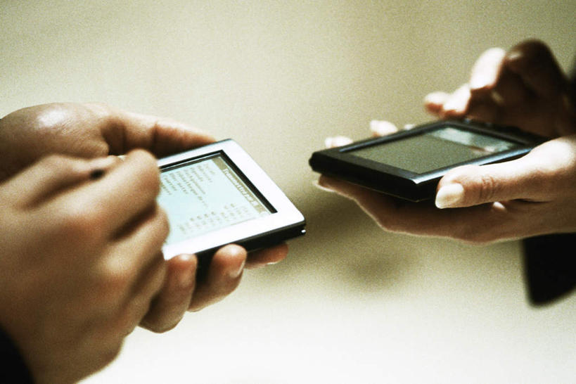 西方人,手,两个人,伙伴,朋友,商务人士,商务男性,商务女性,站,打电话,横图,室内,特写,白天,正面,衬衫,友谊,电话,手机,欧洲,欧洲人,敲打,握,阴影,套装,朦胧,模糊,光线,影子,拿,拿着,输入,通讯设备,阳光,打字,站着,手部,握着,点击,敲击,商务装,工薪阶层,交流,友情,按键,男人,男性,年轻男性,年轻女性,女人,女性,白种人,白领,上班族,沟通,通话,半身,彩图,衬衣,两部