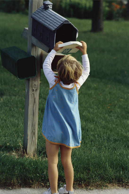 西方人,儿童,头发,一个人,站,举,竖图,室外,特写,白天,纯洁,草地,草坪,植物,欧洲,欧洲人,仅一个女性,仅一个人,握,阴影,光线,影子,拿,拎,拿着,注视,休闲装,草,树,树木,一个,小孩,背面,黄色,蓝色,绿色,阳光,自然,信箱,观察,看,托,站着,仅一个小孩,休闲,休闲服,可爱,童年,童趣,握着,生长,单个,成长,观看,察看,关注,童真,烂漫,无邪,天真,女孩,女人,女性,白种人,孩子,举起,举手,举着,向上举,向上伸,向上托,半身,彩图,女生,拎着