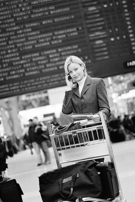 西方人,一个人,商务人士,商务女性,火车站,站,笑,微笑,竖图,黑白,室内,特写,白天,正面,显示器,欧洲,欧洲人,仅一个年轻女性,仅一个女性,仅一个人,一张,握,套装,朦胧,模糊,标志,拉杆箱,旅行箱,屏幕,文字,字符,字母,拿,拎,拿着,注视,标识,显示屏,一个,行李箱,箱子,观察,看,站着,握着,单个,观看,出差,察看,关注,商务装,火车票,工薪阶层,输出设备,年轻女性,女人,女性,白种人,白领,上班族,半身,旅行,拎着