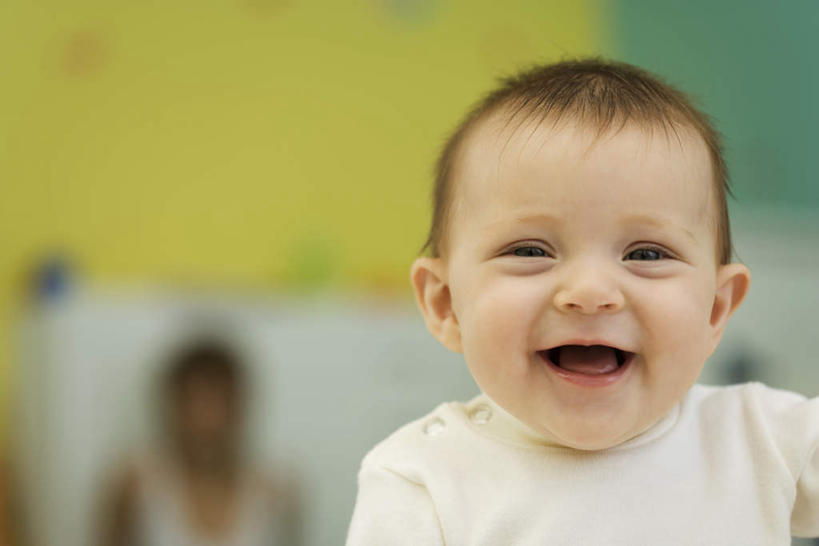 西方人,婴儿,儿童,脸,头,脸颊,头发,一个人,站,笑,微笑,露齿笑,横图,室内,特写,白天,正面,婴儿服装,纯洁,欧洲,欧洲人,仅一个人,朦胧,模糊,墙,注视,墙壁,墙面,小孩,黄色,绿色,白色,观察,看,站着,张嘴,可爱,活泼,观看,察看,关注,宝宝,张大嘴巴,纯真,烂漫,无邪,伶俐,天真,白种人,孩子,头部,脸部,脸蛋,面部,张开嘴,半身,彩图,婴儿服,襁褓