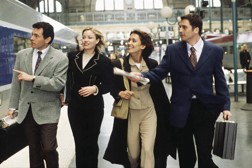 西方人,背,四个人,伙伴,同事,朋友,商务人士,商务男性,商务女性,商店,站,走,笑,微笑,露齿笑,横图,室内,特写,白天,正面,衬衫,友谊,安全,成功,合作,团队,集体,信心,超市,欧洲,欧洲人,一排,指,阴影,套装,朦胧,模糊,光线,包,皮包,影子,墙,地面,拎,注视,方向,队伍,墙壁,墙面,排列,一个,阳光,箱子,观察,看,手势,站着,保险箱,金融,百货,单个,观看,保护,单肩包,察看,领导,指向,成就,队列,关注,保险,商务装,私密,合伙,领袖,贸易,工薪阶层,百货公司,友情,男人,男性,年轻男性,年轻女性,女人,女性,白种人,白领,上班族,步行,走路,半身,彩图,衬衣,店铺,购物商场,购物中心,商业中心,杂货店,杂货铺,拎着